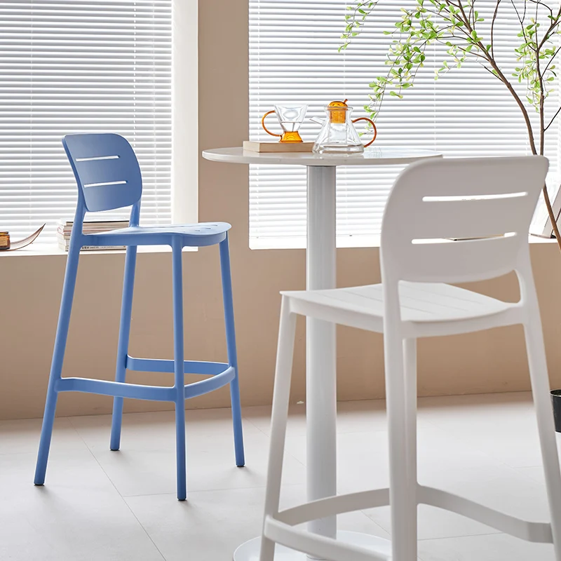 Home Bar Lounge - Luxe Plastic Barstoelen Gestapeld Buiten Hoge
